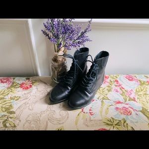 Like new! Black Ariat Lace Up Paddock Boots